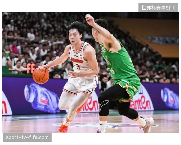 广东队外援凭借场均32.5分的火力夺得得分王，四名本土球员跻身得分榜前十